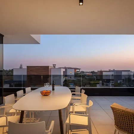 Old Olive Vi - Heated Pool - By Vivi Rent Villa
